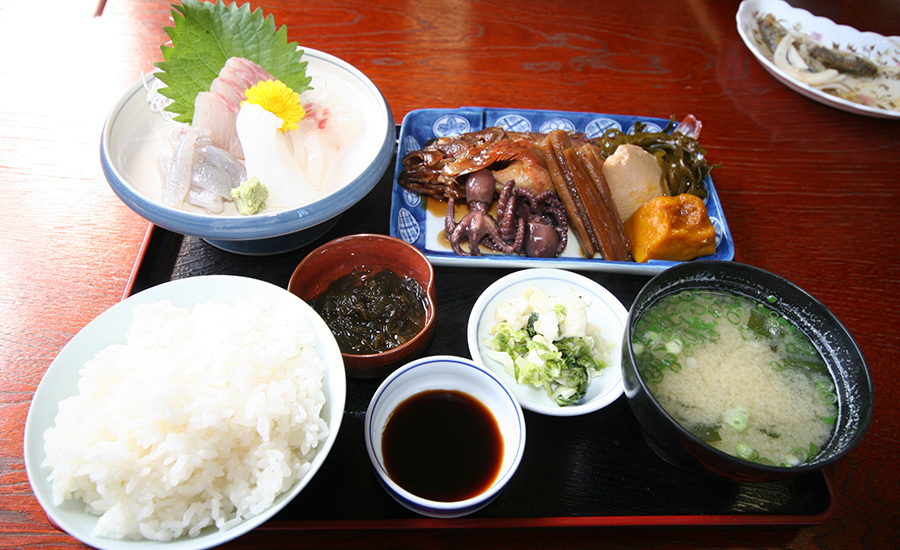 能古島でお刺身定食