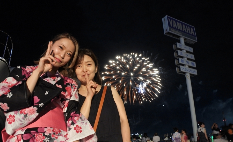 ボートから花火大会を楽しむ