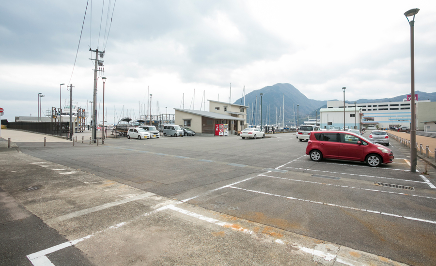 ③駐車場